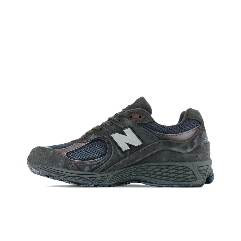 

New Balance NB 2002R - low-cut casual running shoes for men and women, in black and gray color combination.