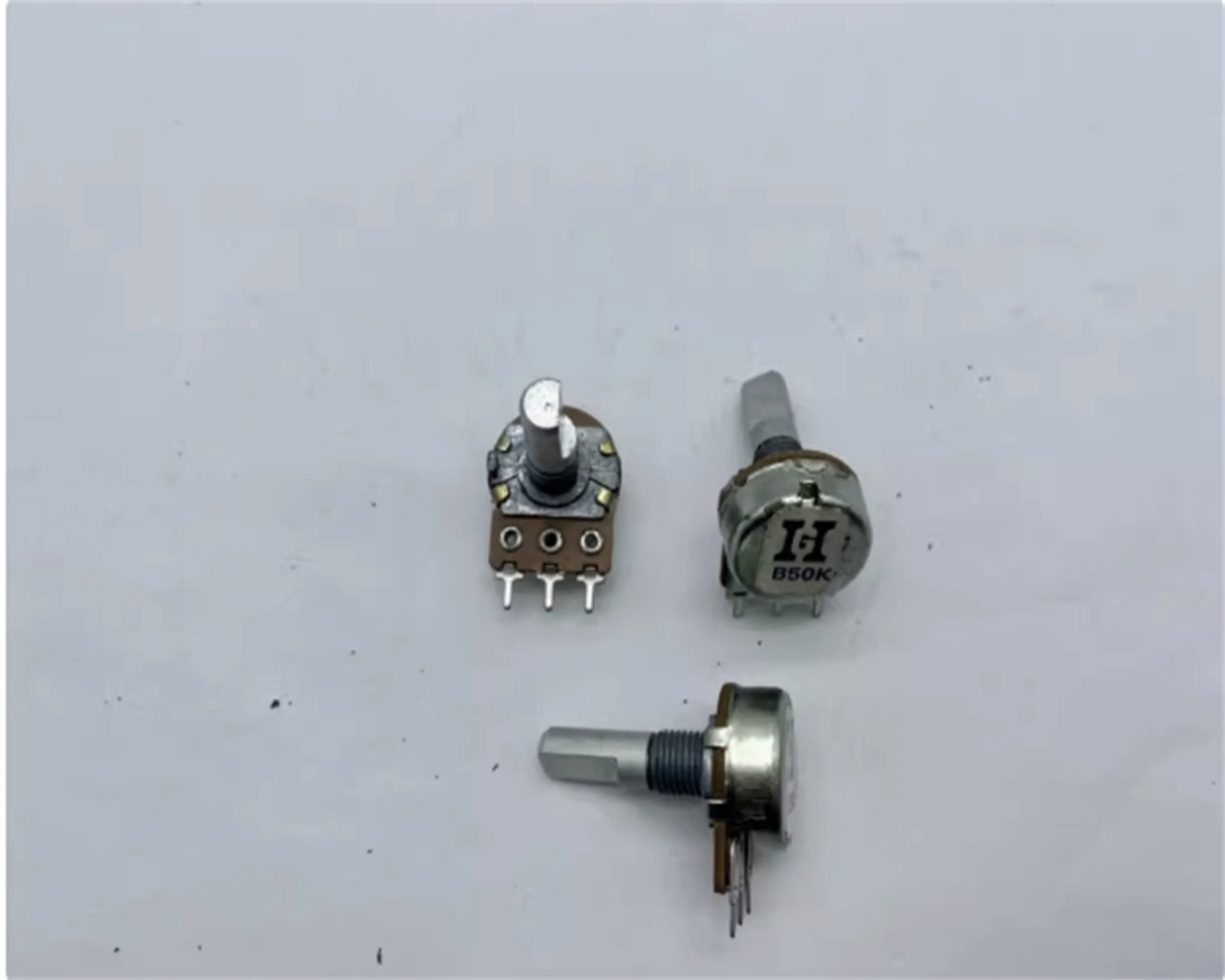 1 piece of high-quality RK16 single potentiometer B50K with a shaft length of 20MM