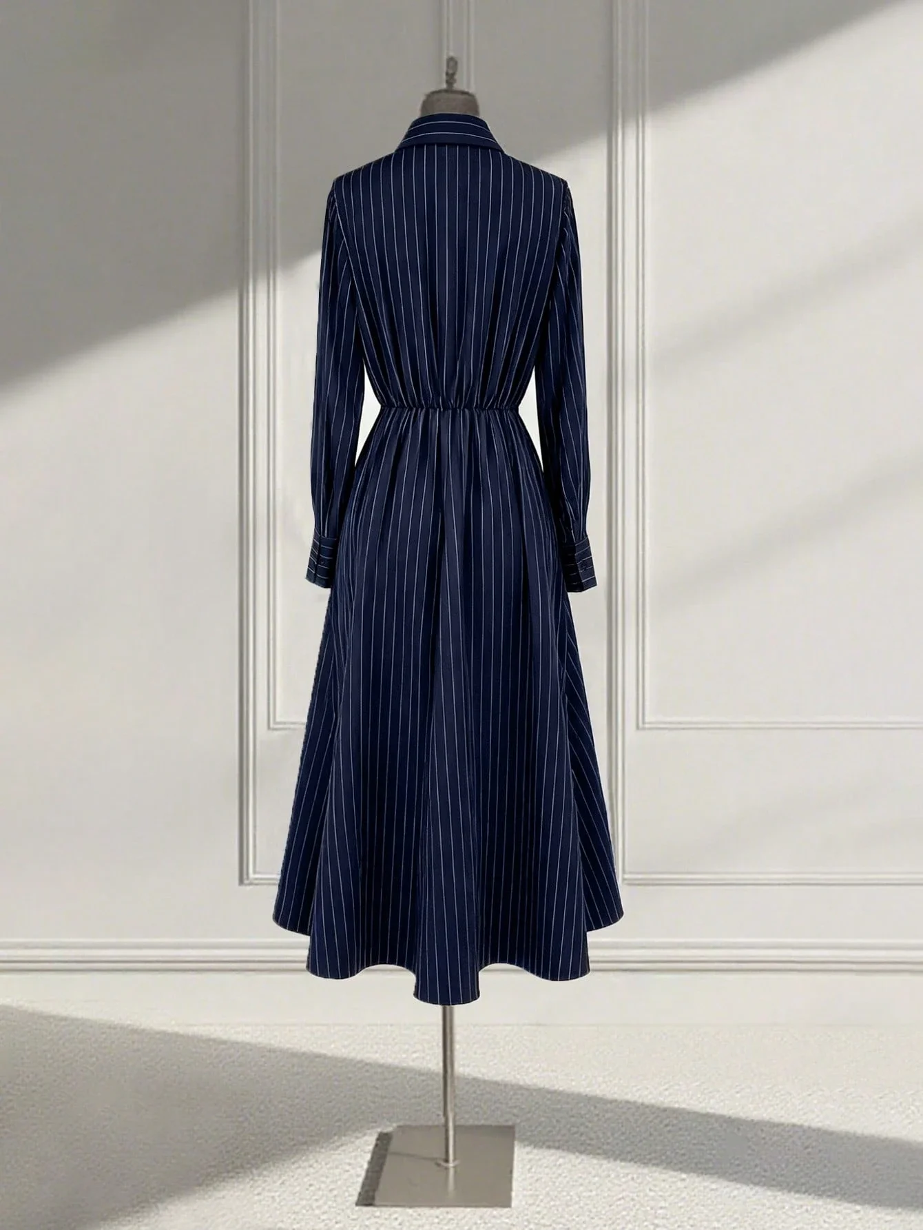 

Элегантное деловое повседневное платье-рубашка миди темно-синего цвета в полоску с длинными рукавами и поясом