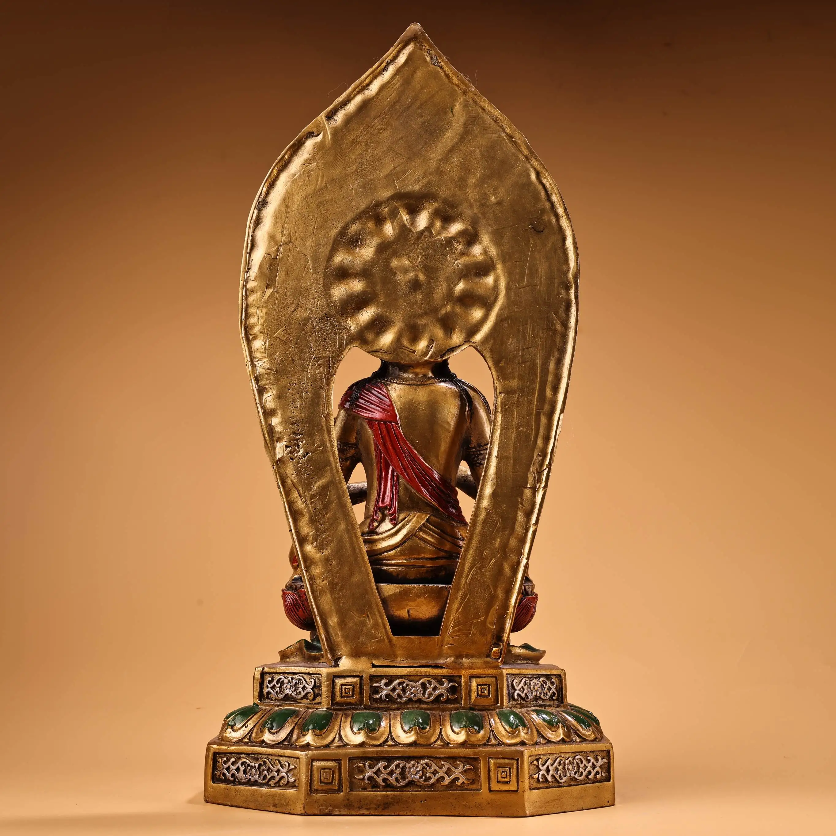 المعابد النيبالية القديمة المطلية بالبرونز عالية الإغاثة بوديساتفا Akashagarbha يجلس بوذا الخلفية بوذا منصة قاعة العبادة