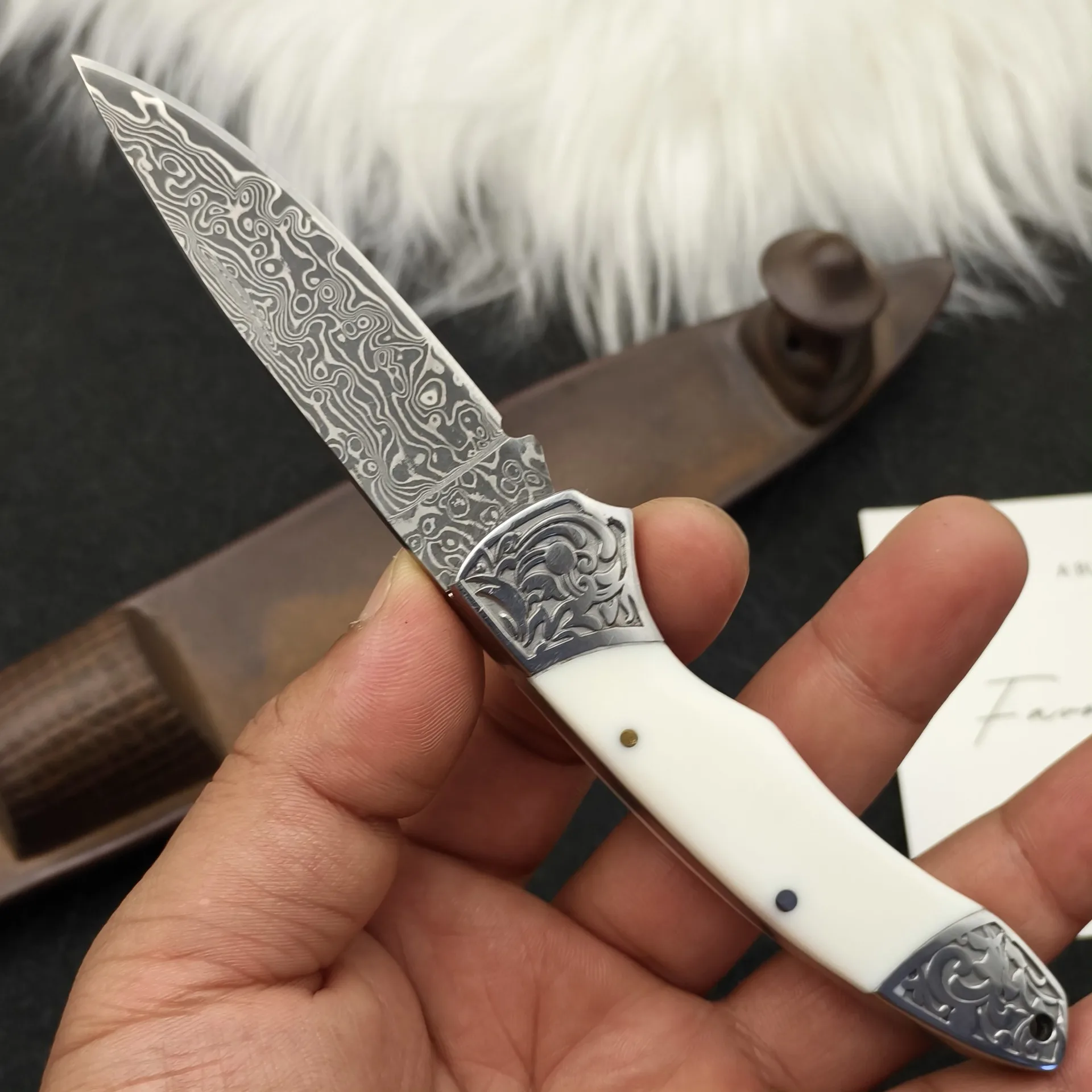 

Новый складной нож Damascus 2026 с рукоятью из бычьей кости, тисненой стальной головкой, острым лезвием, портативный, для активного отдыха, EDC, карманный нож
