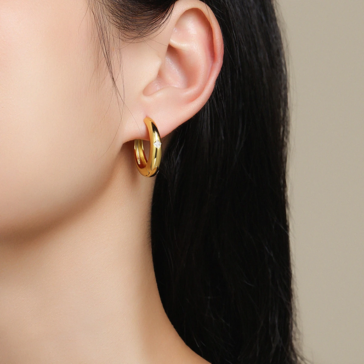 Pendientes de aro minimalistas chapados en oro de 18 quilates, plata de ley 925 con moissanita en forma de diamante, lujo elegante para el día a día para mujer