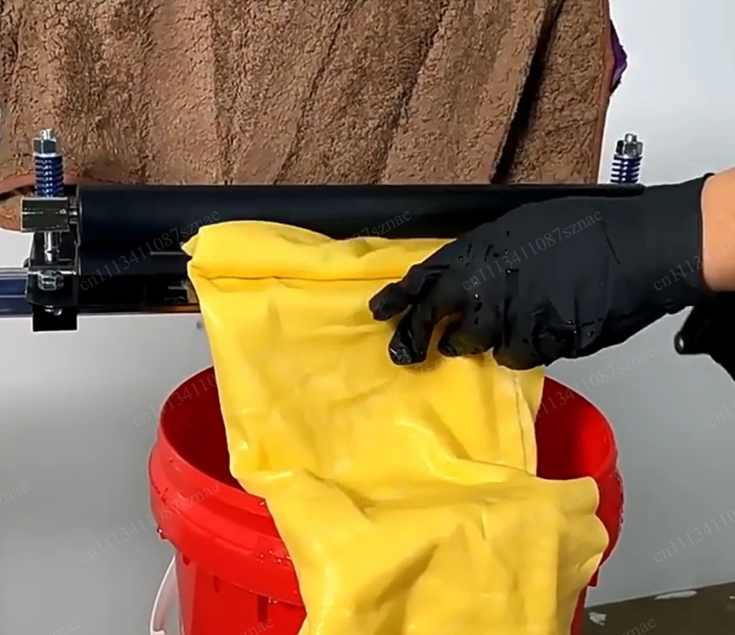 Quick-drying towel squeezer for car wash and beauty shop, which can be installed on the wall to squeeze towels and wring tools