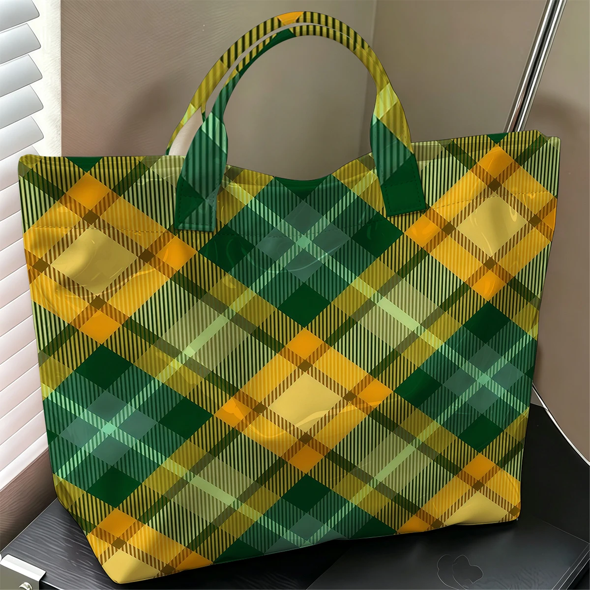 Bolso Tote Grande de PVC Brillante con Diseño a Cuadros en Verde Oliva y Mostaza, Lavable a Mano, Ligero y Suave para Viajes, Traslados y Almacenamiento de Maquillaje