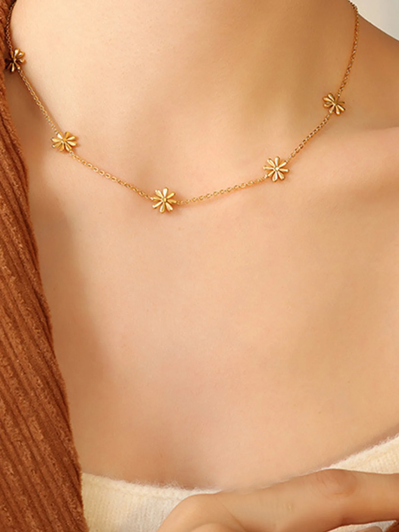 A Temperament Stainless Steel Flower Daisy Pattern Necklace For Women Dating Shopping X2312