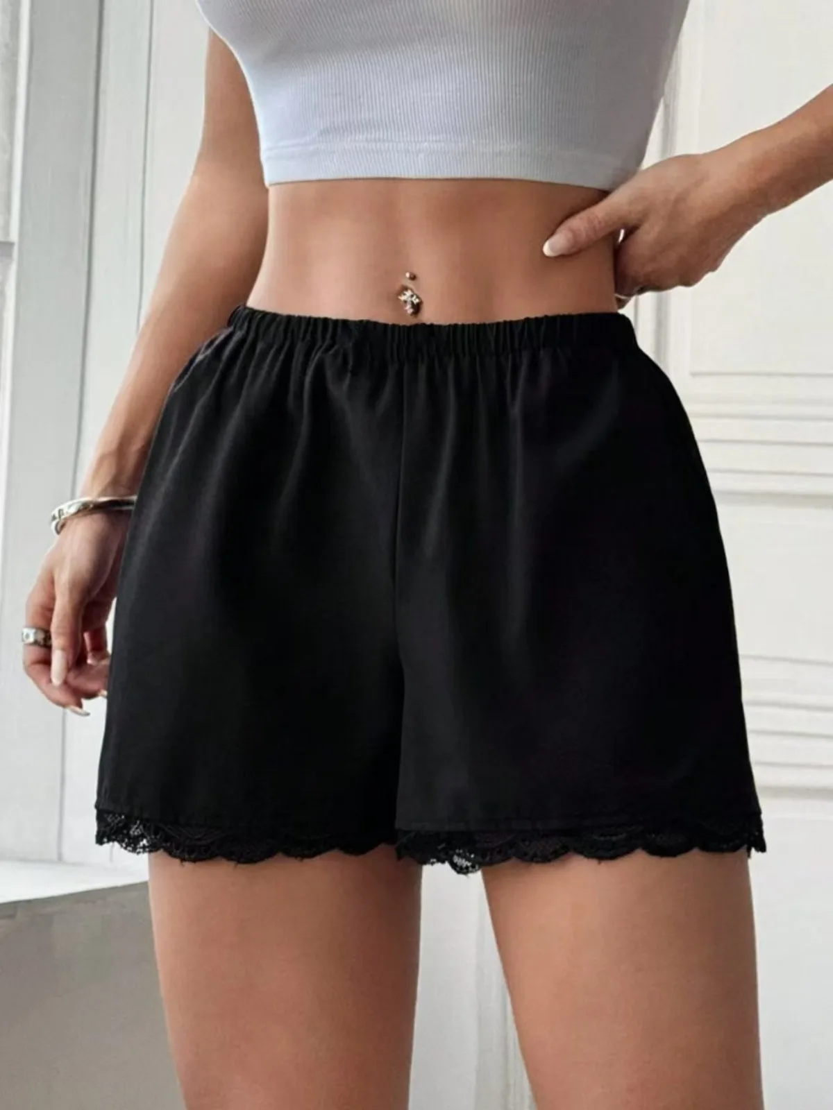 Letnie seksowne dziewczyny w koronkowych, codziennych szortach.