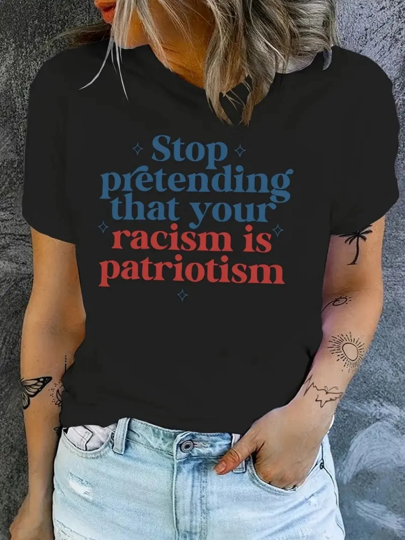 T-shirt bianca audace da donna - Top a maniche corte girocollo vestibilità ampia in cotone 100% con "Stop Fingendo il tuo razzismo è