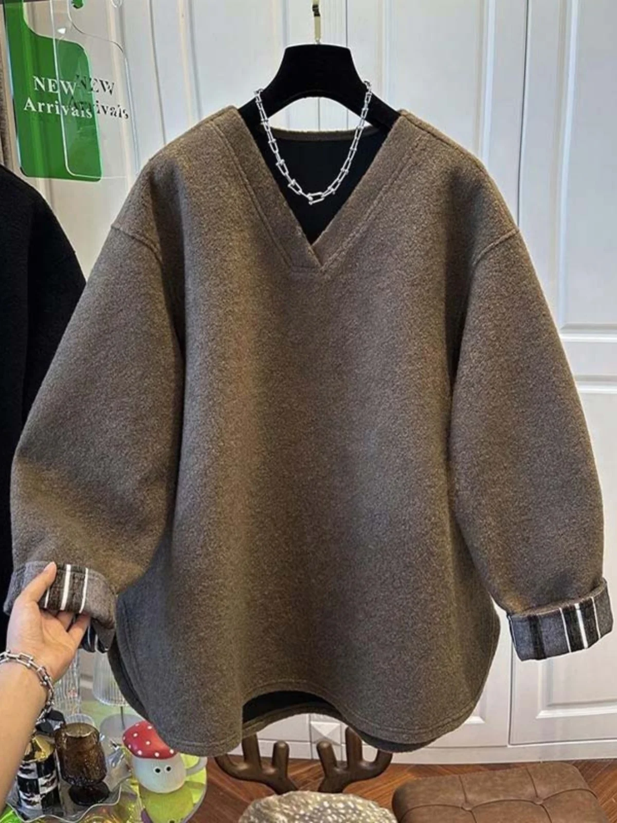 Korean Design V-Neck Thickened  Color Hoodie Women's Autumn Winter New Style Versatile Fleece-Lined Fashionable Top