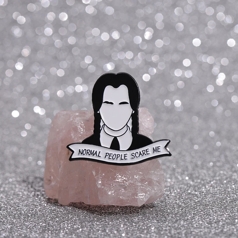 Horror TV Character Enamel Pin, Distante Social, Eu Tenho Tudo, Broches Cartoon, Pessoas Normais, Me Assuste, Lapel Badge, Jóias