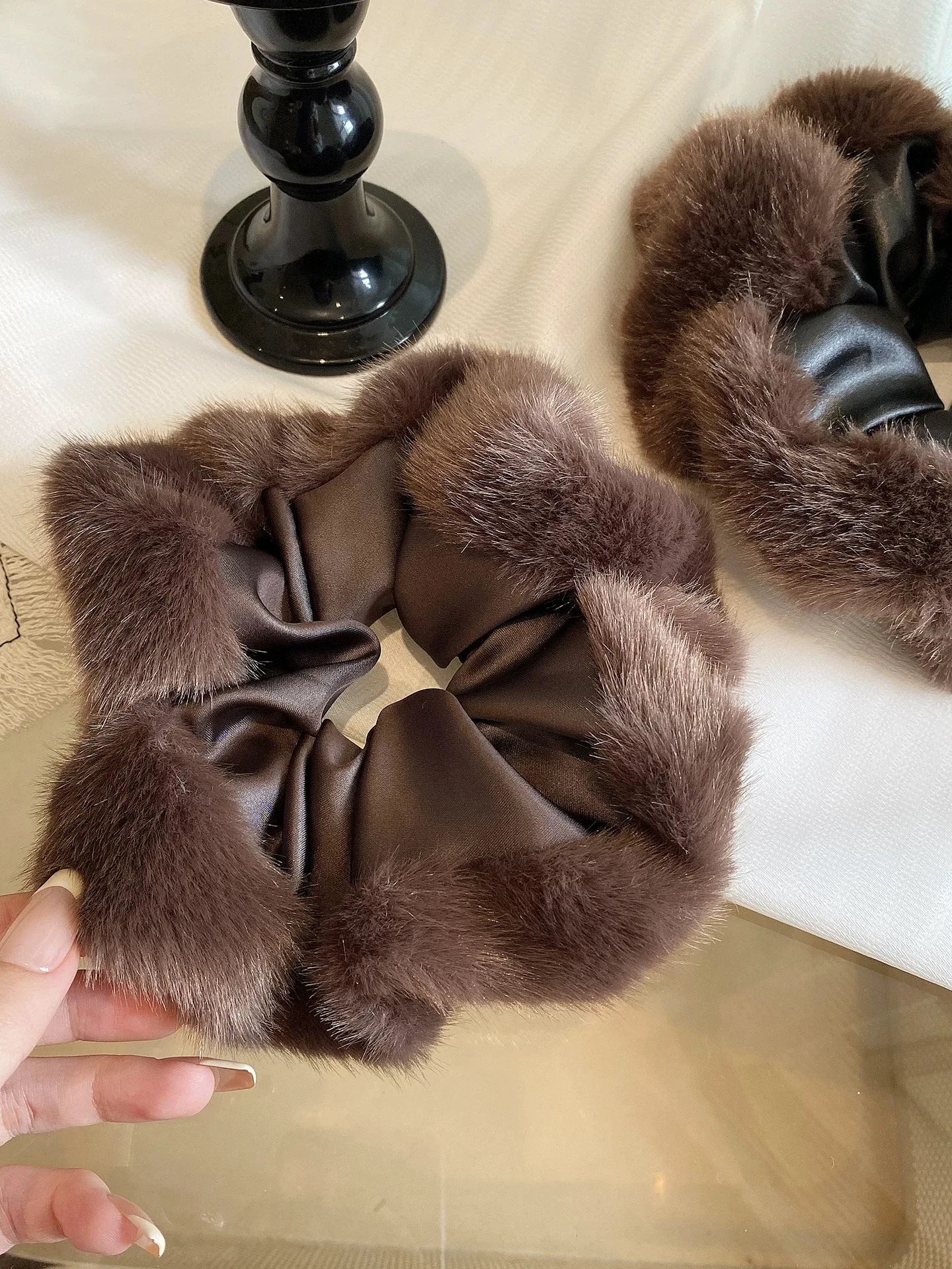 1 Stück koreanischer modischer Haargummi aus Kunstleder und Stoff mit ausgefranstem Rand, hochwertiger Haargummi für Pferdeschwänze und Duttfrisuren – Detail 4