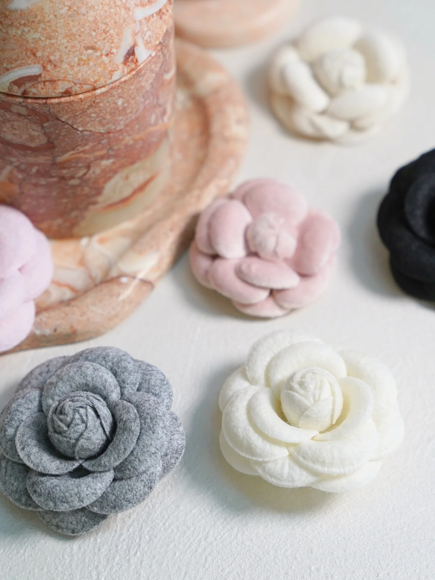 taratl-broche-grande-fleur-couleur-unie-automne-2025-accessoires-de-mode-saisonniers-design-fleur-d'olivier-poery-parfum-s