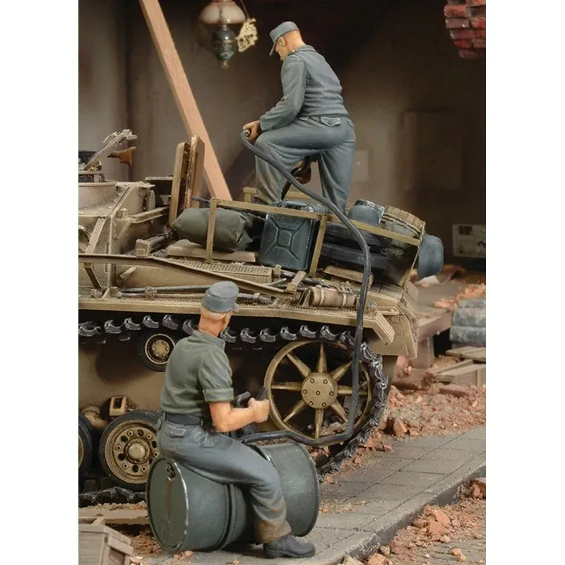 Harzfiguren-Modellbausätze im Maßstab 1:35, Soldaten tanken den Panzer 2 FG (KEIN TANK), Hobbyminiaturen, unmontiert und unbemalt, 746