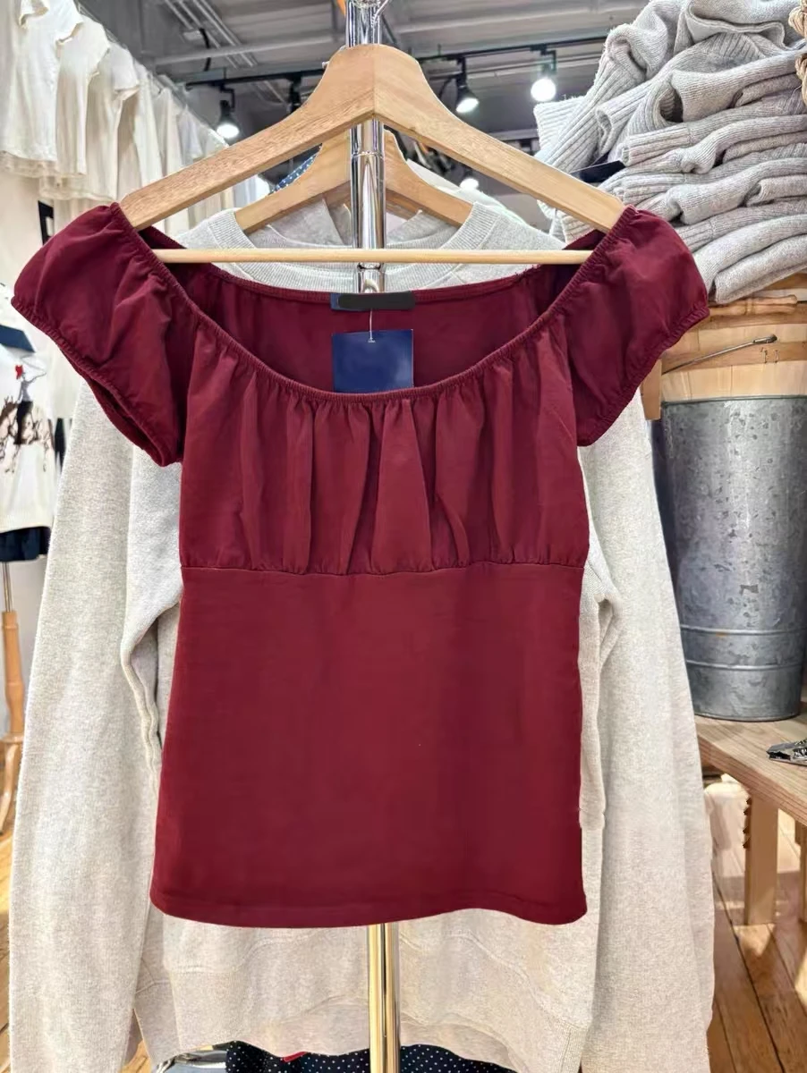 

Женская футболка American Sle Brandy BM с короткими рукавами-фонариками, приталенного кроя, с квадратным воротником, из чистого хлопка Pure Desire.