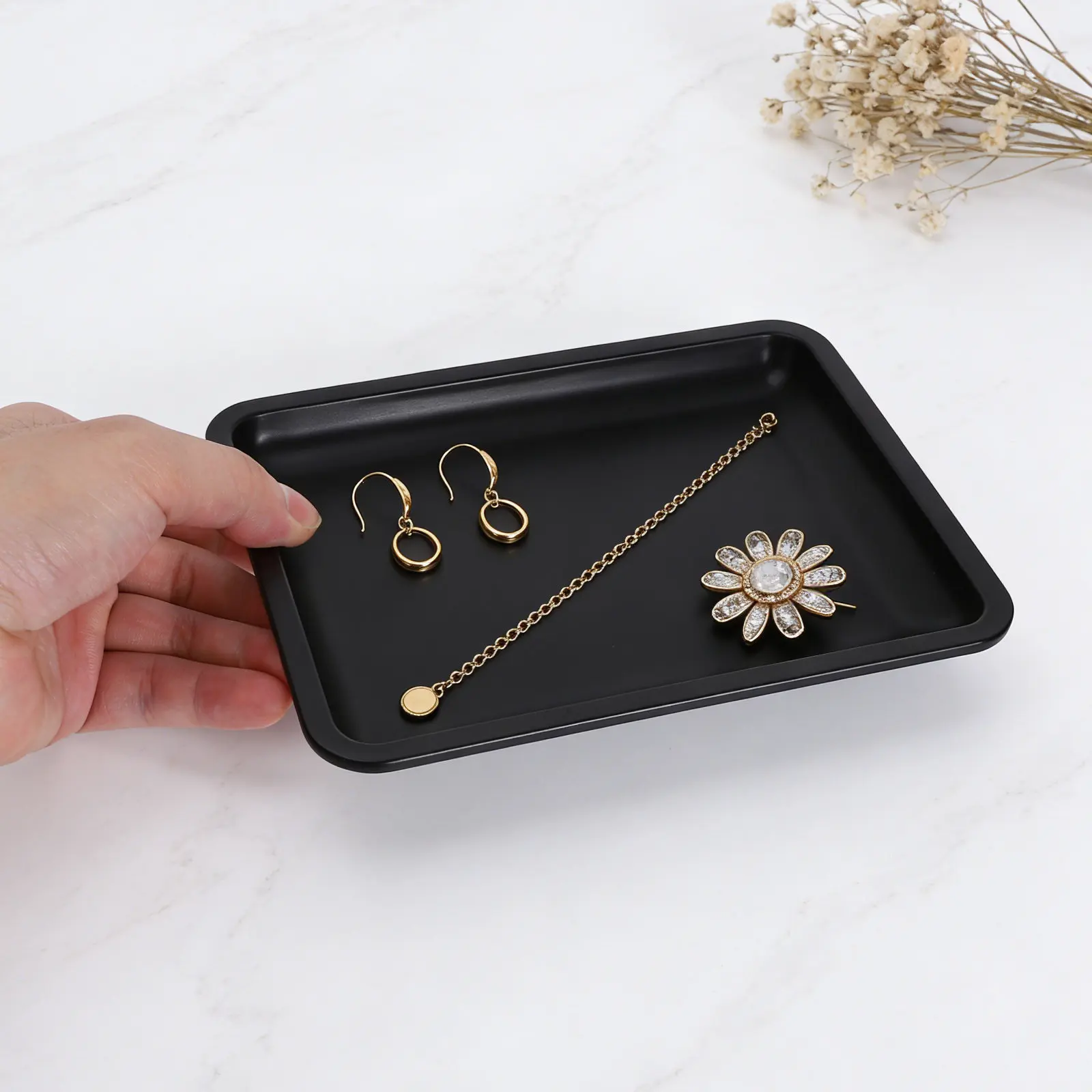 

Набор из 4 прямоугольных черных подносов-органайзеров из нержавеющей стали для украшений: колец, серег, ожерелий, браслетов. Декоративный, для туалетного столика.