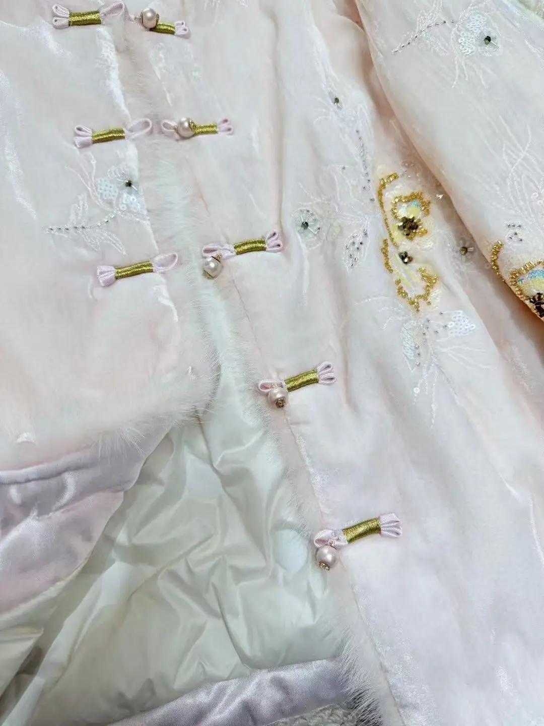 ملابس نسائية جديدة على الطراز الصيني لشتاء 2025 سترة عصرية ودافئة مع تطريز مطرز بالخرز الوردي والأبيض