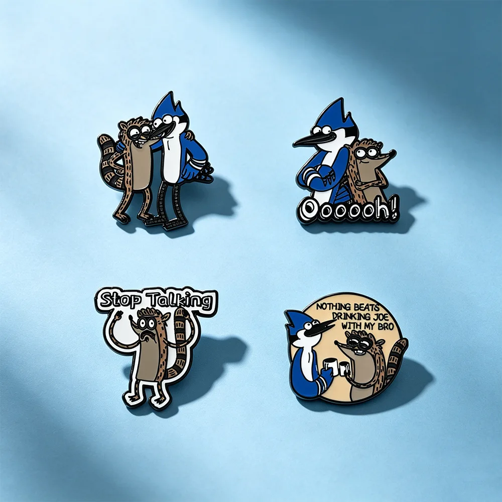 4 Stück lustige Regular Show Emaille-Pins, Mordecai Rigby Broschen, Cartoon-Reversnadeln für Rucksack-Fans, Dekoration – Detail 3
