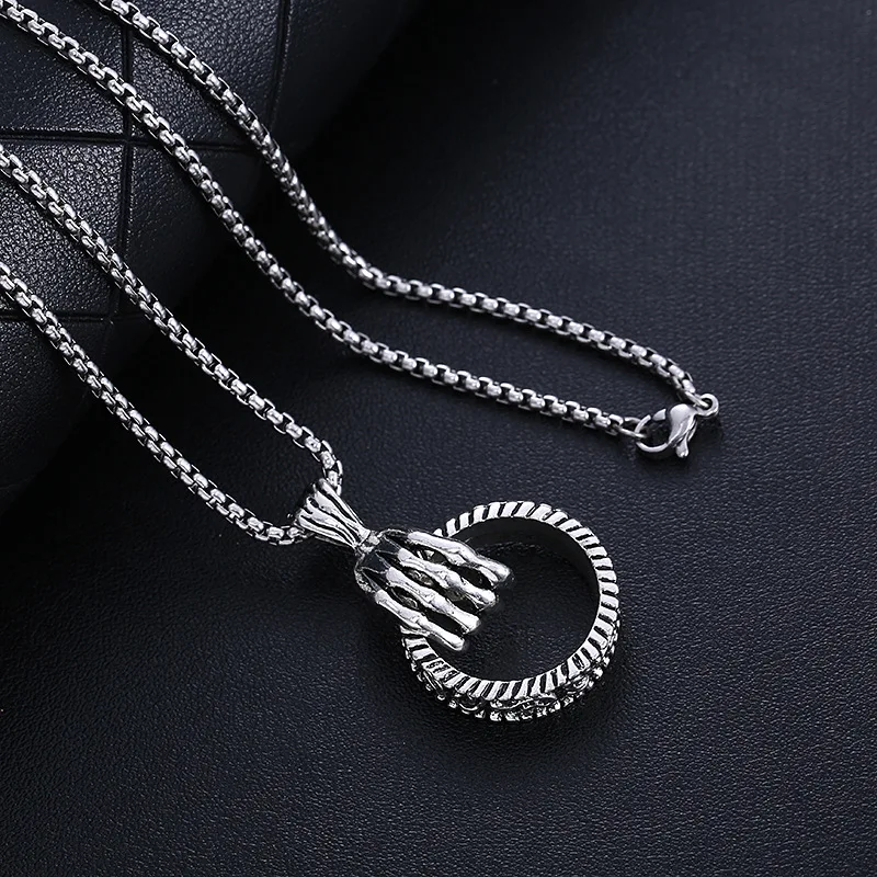 Vintage Skull Hand Grab Ring Pendant Necklaces for Men Women Personality Hip Hop Punk Necklaces Pendant Party Jewelry Gift