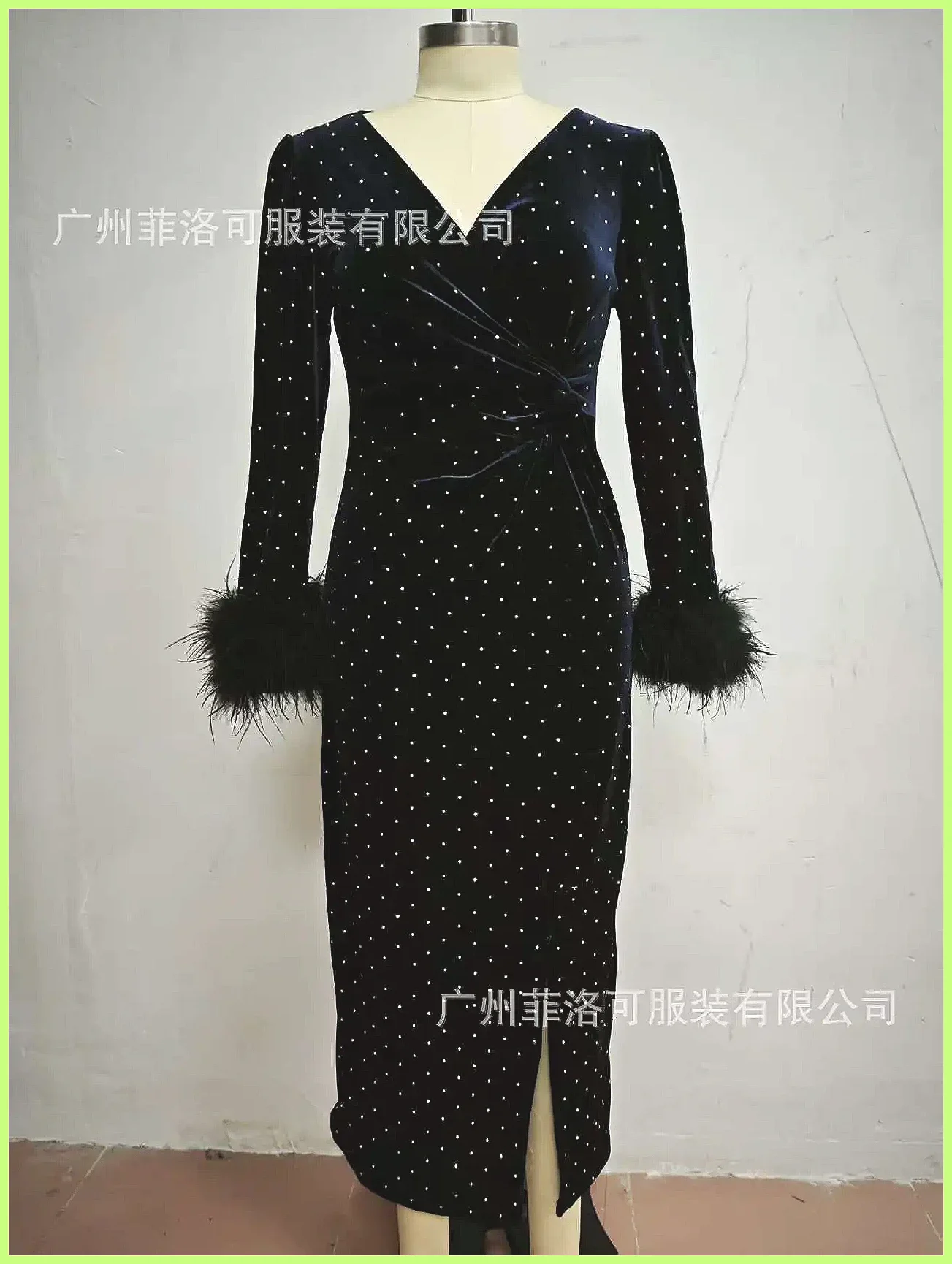 Elegante Abito da Ballo Retrò in Velluto con Polsini in Piume, Vestito da Sera Aderente con Scollo a V, Maniche Lunghe e Spacco, Abito da Festa