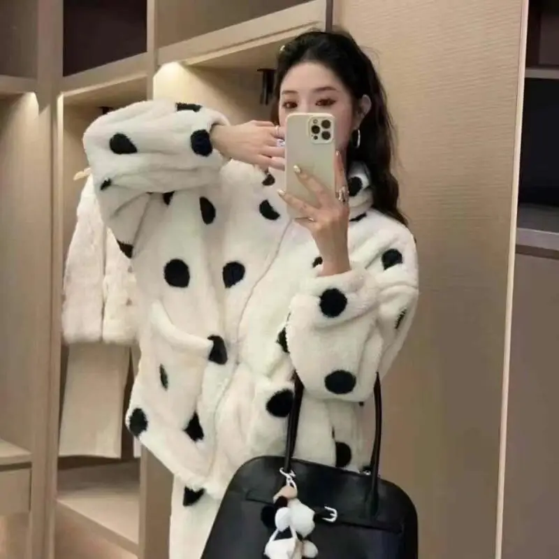 ملابس نسائية طقم بيجامات منزلية منقطة يمكن ارتداؤها كملابس خارجية مبطنة بالصوف موضة الخريف السميكة الدفء