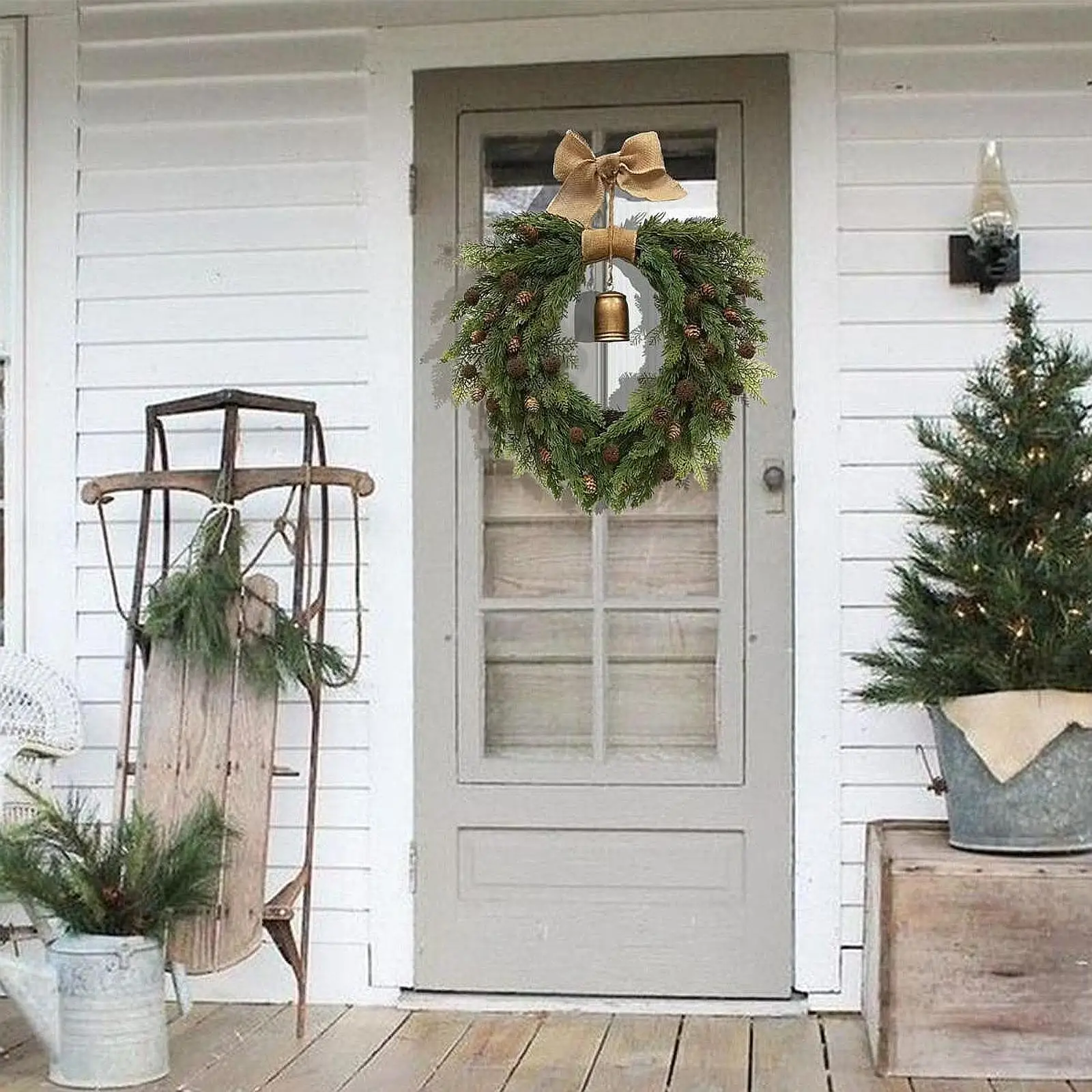 Kerstbelkransdecoratie voor viering binnen buiten boerderij