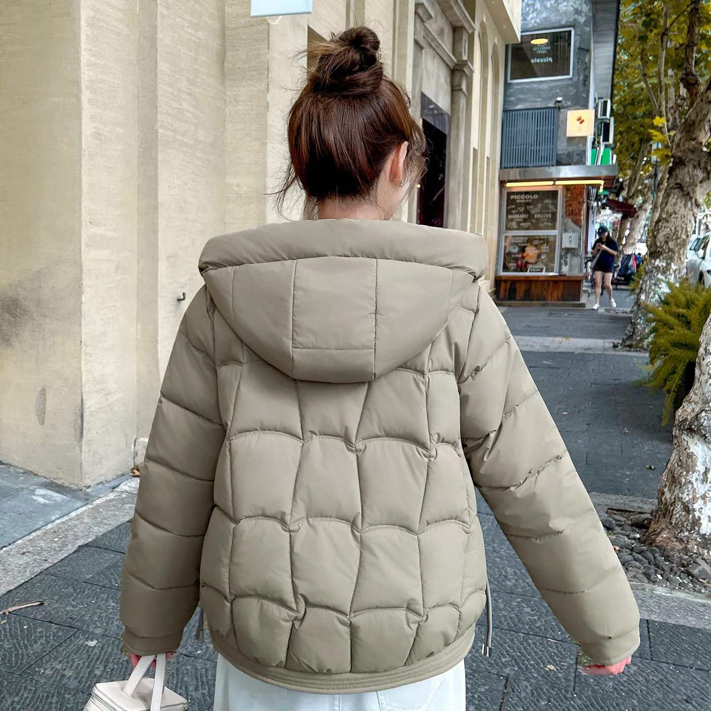 

Красная женская хлопковая пуховая куртка с капюшоном зимы 2025, плотный и теплый короткий стиль