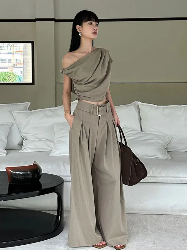 طقم نسائي أنيق لعام 2025 يتكون من بلوزة غير متماثلة وبنطلون واسع الساق بتصميم عصري