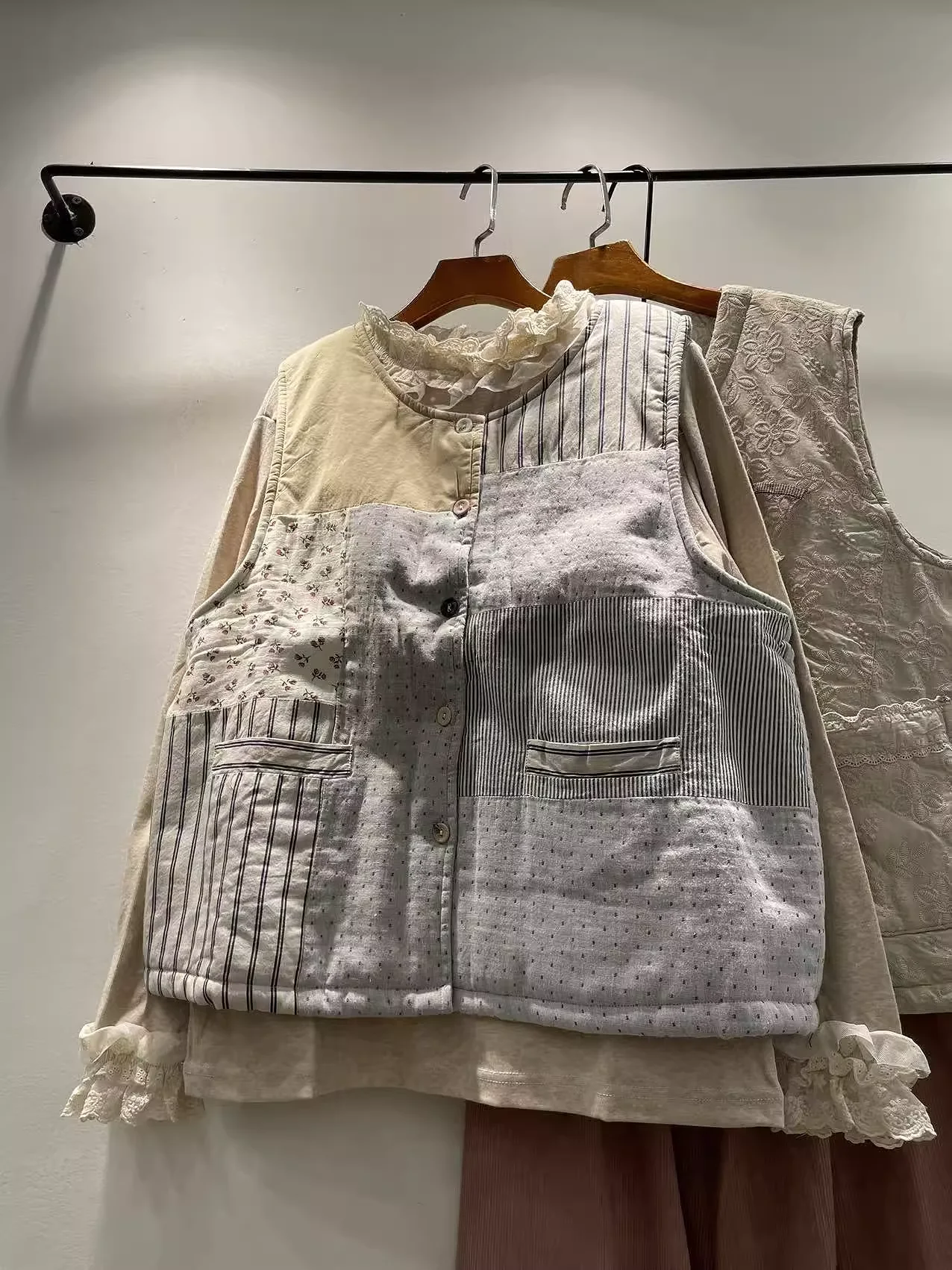 

Женский винтажный хлопковый жилет Mori Girl в японском стиле, оригинальный дизайнерский топ, женский 2026, клетчатый лоскутный жилет с принтом, куртка