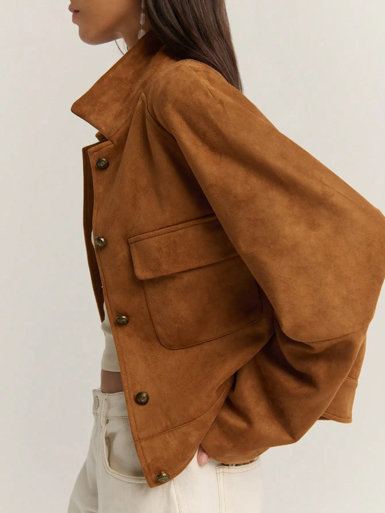 

Женская куртка-универсал из замши с приталенным силуэтом, функциональными карманами и винтажными пуговицами для осеннего образа