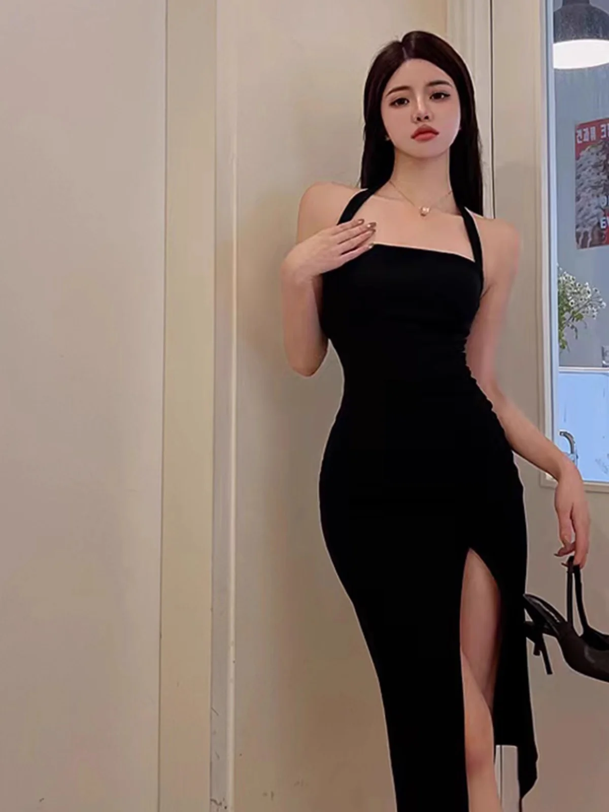 

Соблазнительное летнее длинное женское платье-футляр с эффектом подчеркивания фигуры, ультрасексуальное, с разрезом, без рукавов