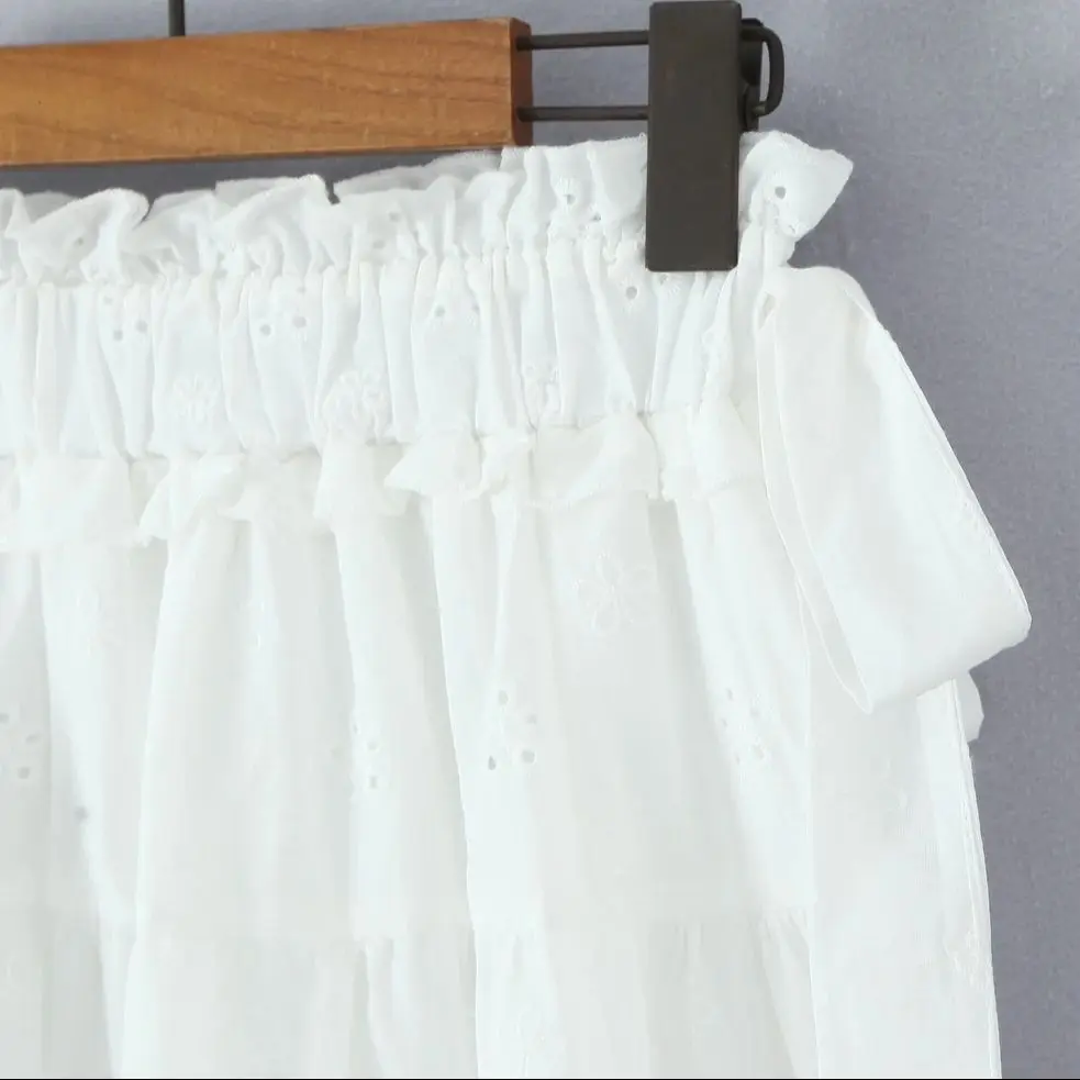 2025 Vacanza Ricamo bianco Scava fuori il foro Gonna al ginocchio in pizzo Donna Fiocco Elastico in vita Altalena Gonne torta foderate A Beige