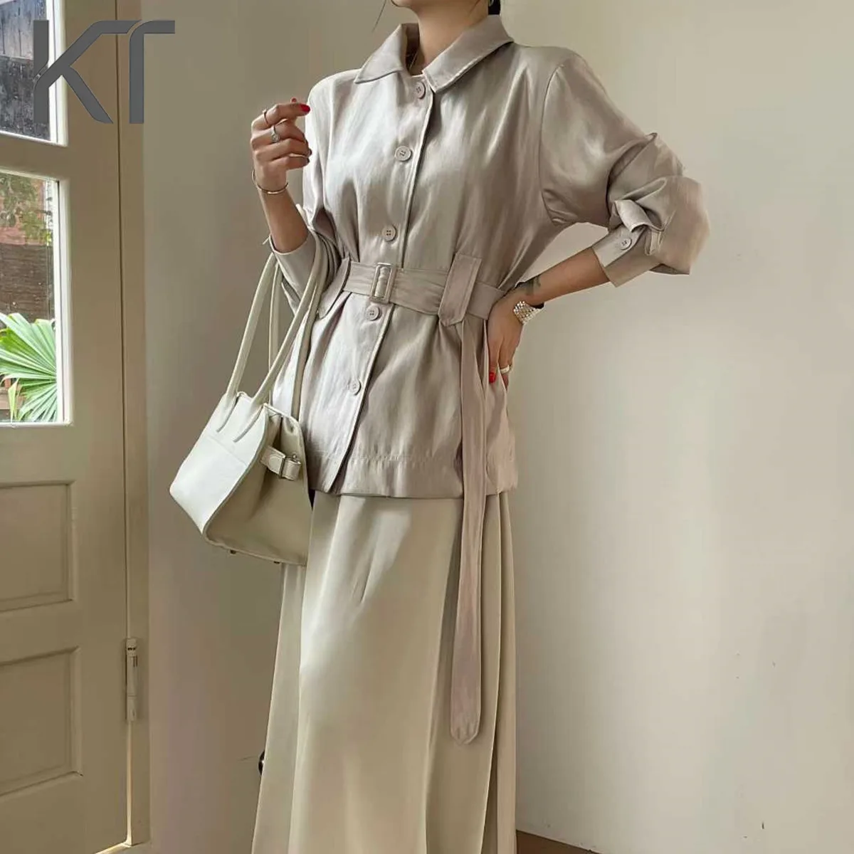 

Новая женская куртка из искусственной кожи KT 2026: элегантная рубашка-жакет с поясом и пуговицами