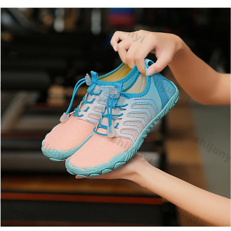 

Пара уличных пляжных туфель на мягкой подошве, новинка 2025 года, модные дышащие быстросохнущие кроссовки, легкие удобные походные туфли