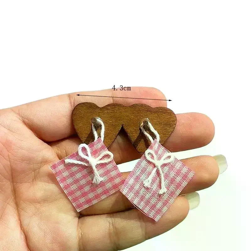 1 個ドールハウスミニキッチン装飾シミュレーションコーヒー色の木製フレームピンクグリッド布モデル人形アクセサリー