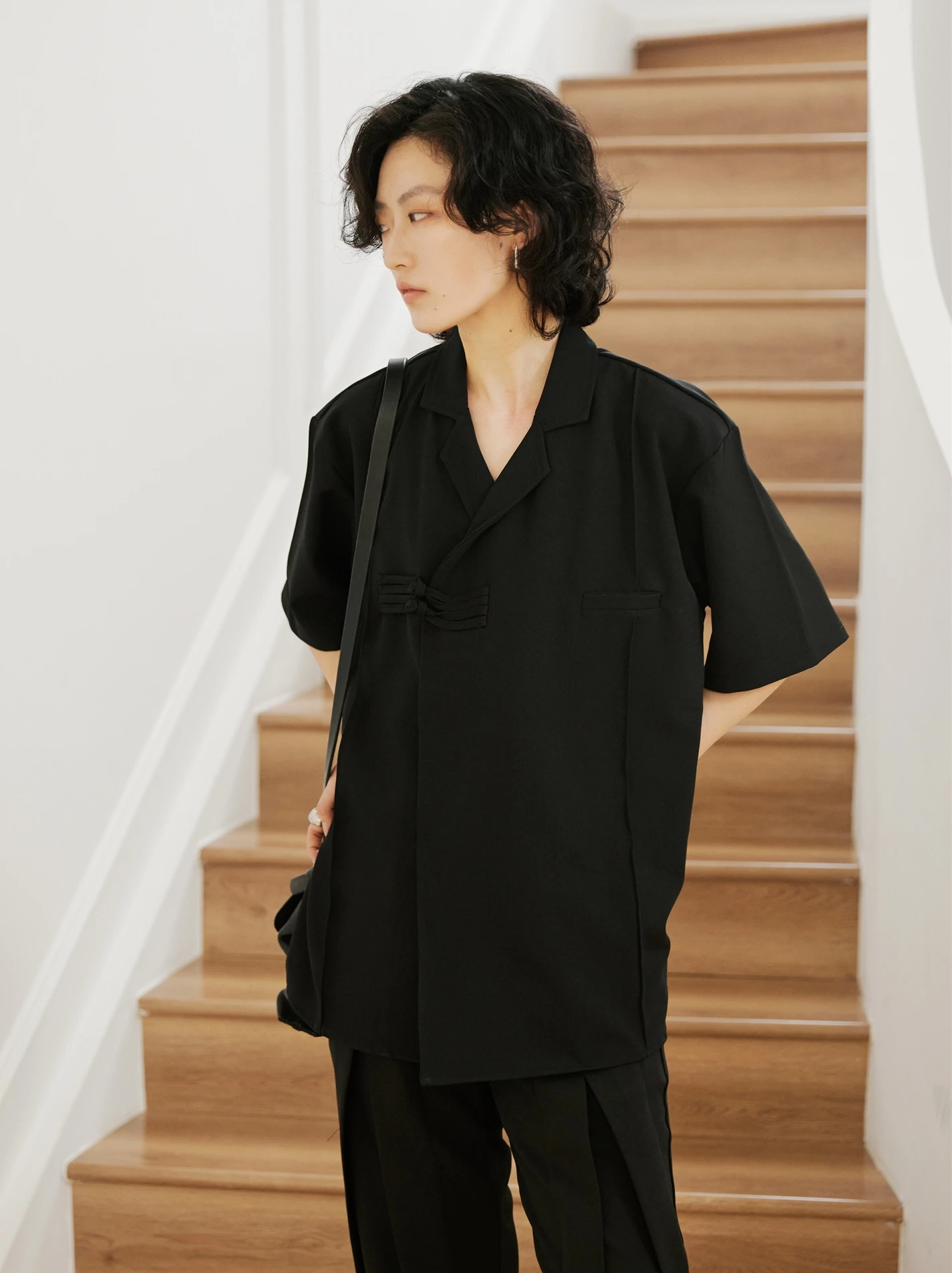 

SUNYVONNE22SS Dark Design Chinese Style Button Short Sleeve V-Neck Shirt Draping Sensation Side Button Placket Commute Style