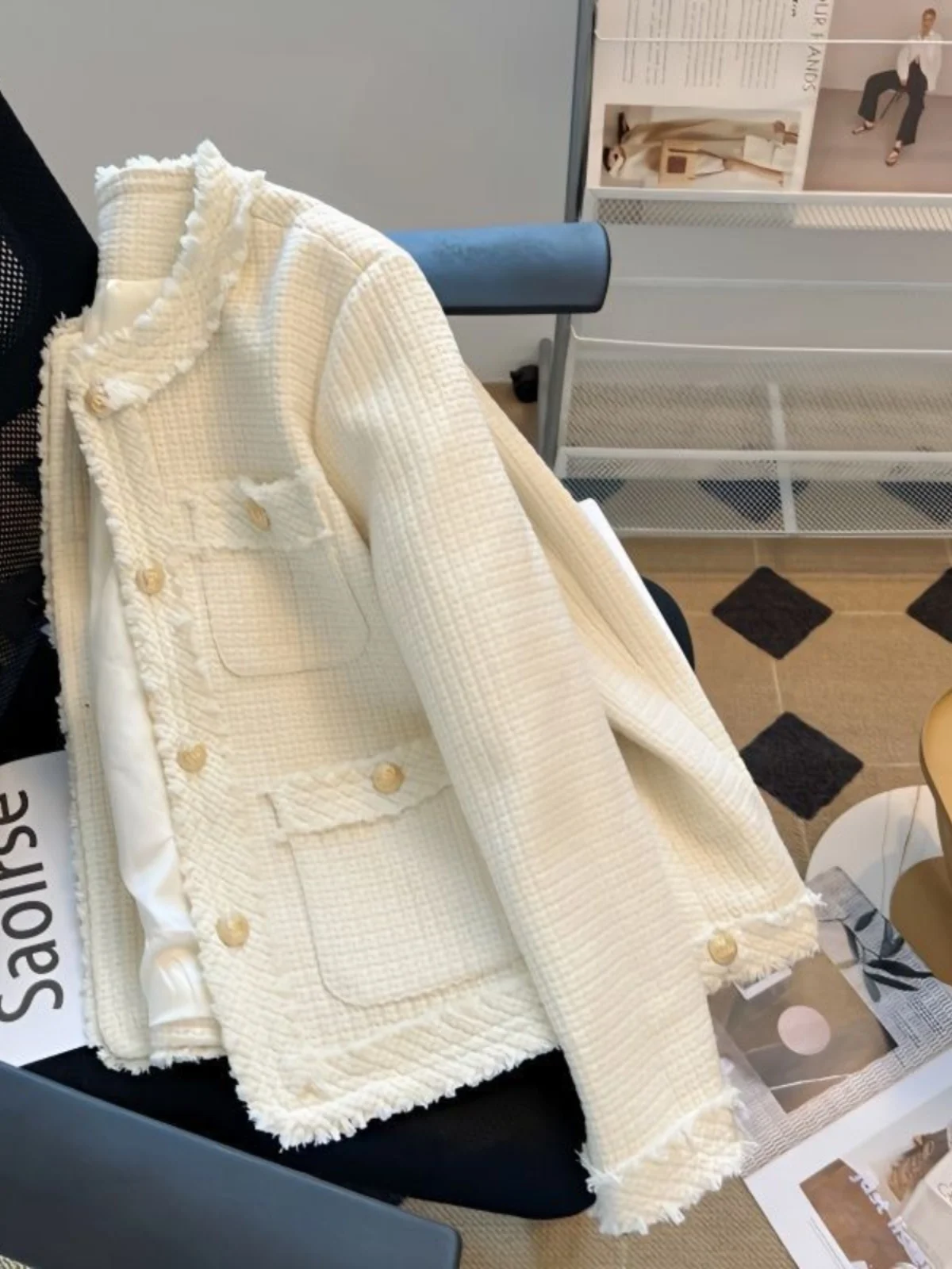 casaco-curto-elegante-feminino-com-design-vintage-tweed-grosso-e-protetores-de-orelha-estilo-ladylike-para-primavera-e-outono-design-exclusivo