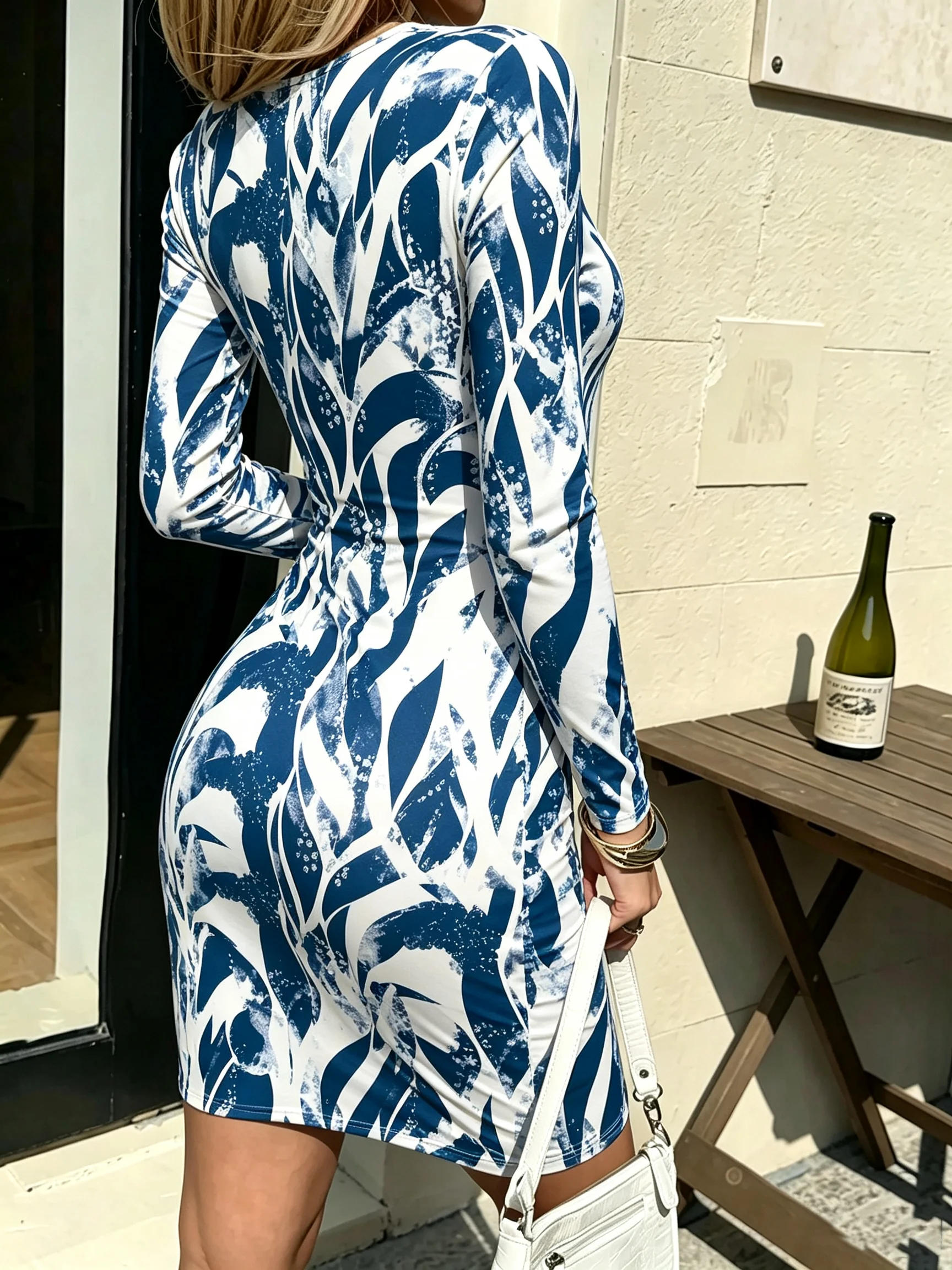 Damenkleid mit geometrischem Muster, langen Ärmeln, lässigem quadratischem Ausschnitt, tailliertem Schnitt und mittellangem Rock für den Herbst. – Detail 4