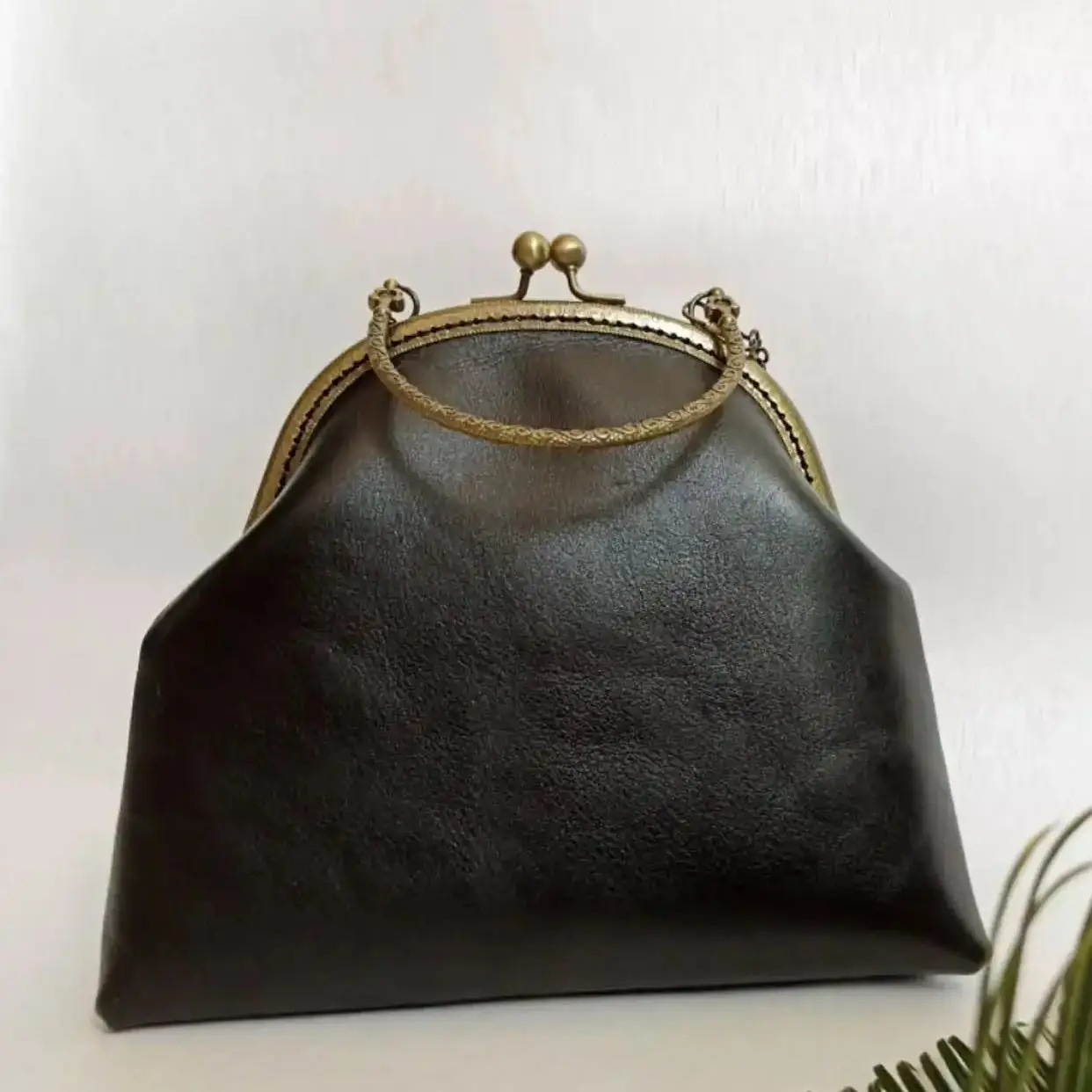 

Lost In VintageNatural Leather Bags Kiss Lock Big Bronze At the Bottom are Installed Legs Metal Frame vening Clutch 24x8x18cm