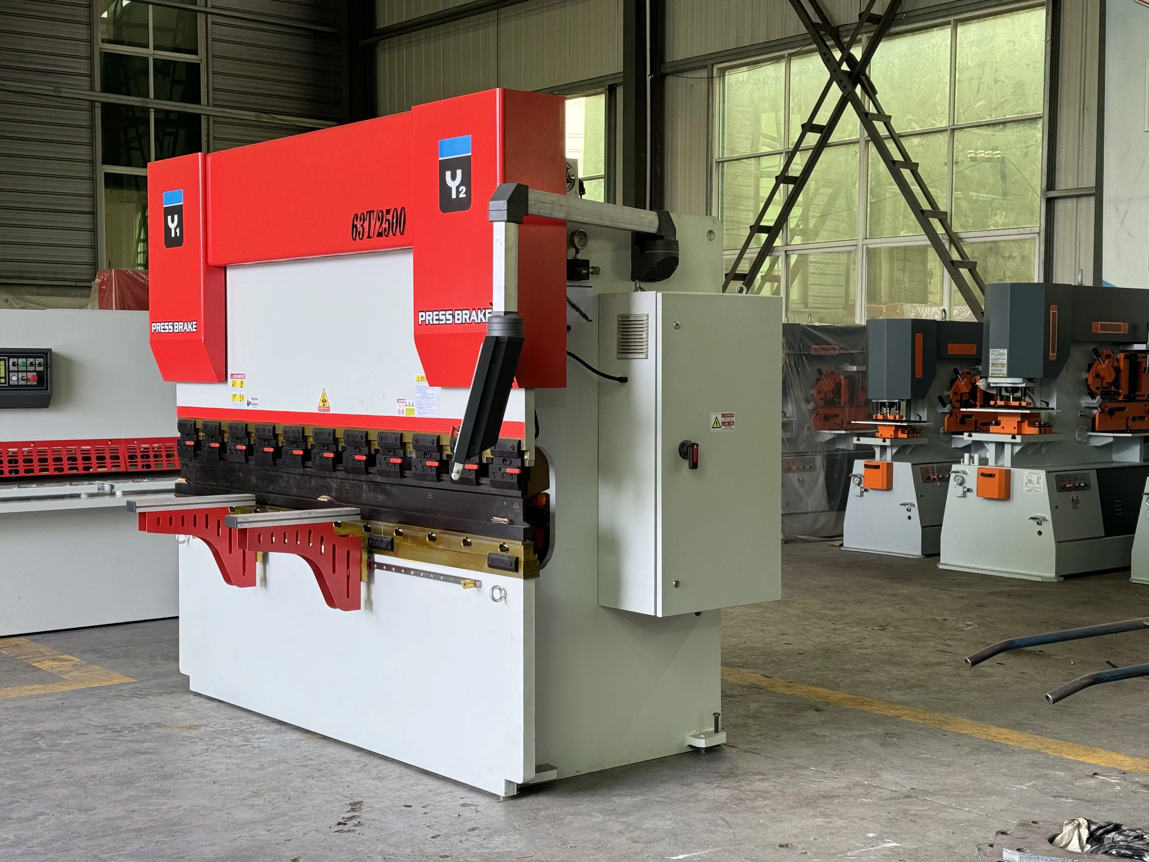 DADI Wf67k 63/2500 الصفائح المعدنية الانحناء هاين الصحافة الفرامل