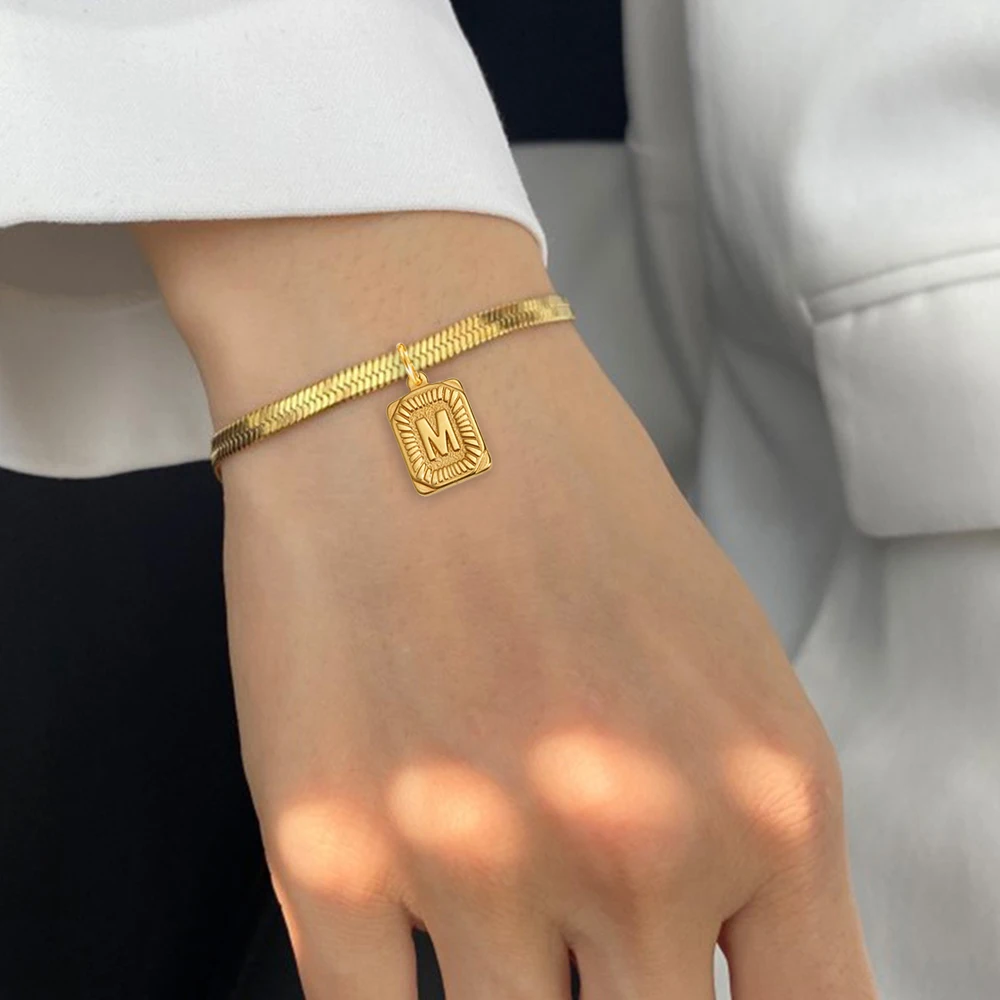Punk Initial Brief Quadrat Charm Armband Weibliche Gold Farbe Edelstahl 3mm Flache Schlange Kette Link Armband für Frauen schmuck