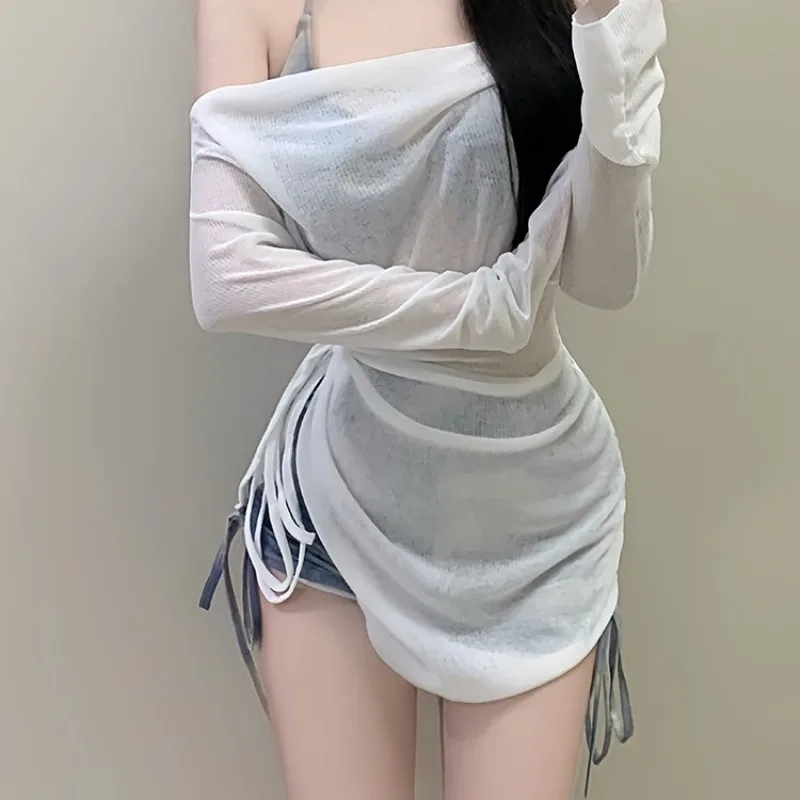 

Элегантный светло-голубой комплект из трех предметов: купальник с прозрачным топом на одно плечо и юбкой с завязками по бокам. Скромный купальник для пляжа, бассейна и отпуска.