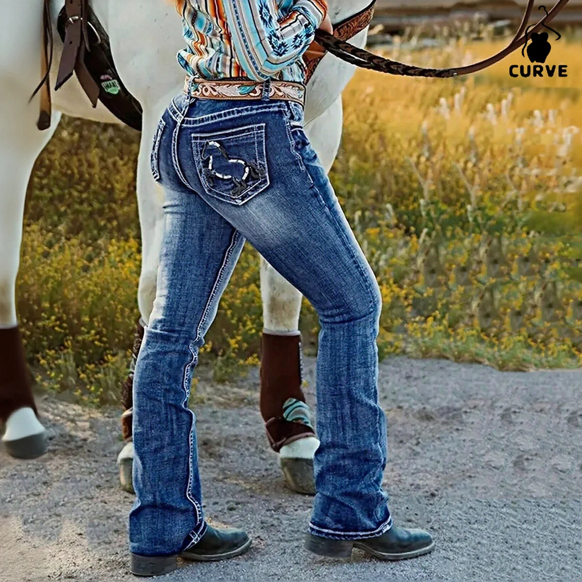 Western-Flare-Jeans für Damen in Übergröße – Pferdestickerei und Utility-Taschen