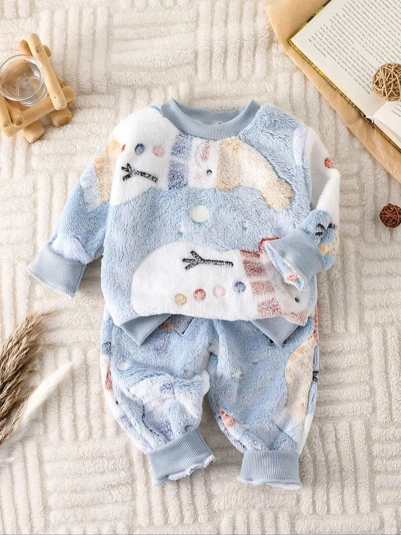 2-teiliges Set für Babys: Lässiges, süßes Oberteil mit Rundhalsausschnitt und langen Ärmeln, verziert mit einem niedlichen Cartoon-Motiv, und eine weiche Hose mit Kordelzug, ideal für den Winter. – Detail 2