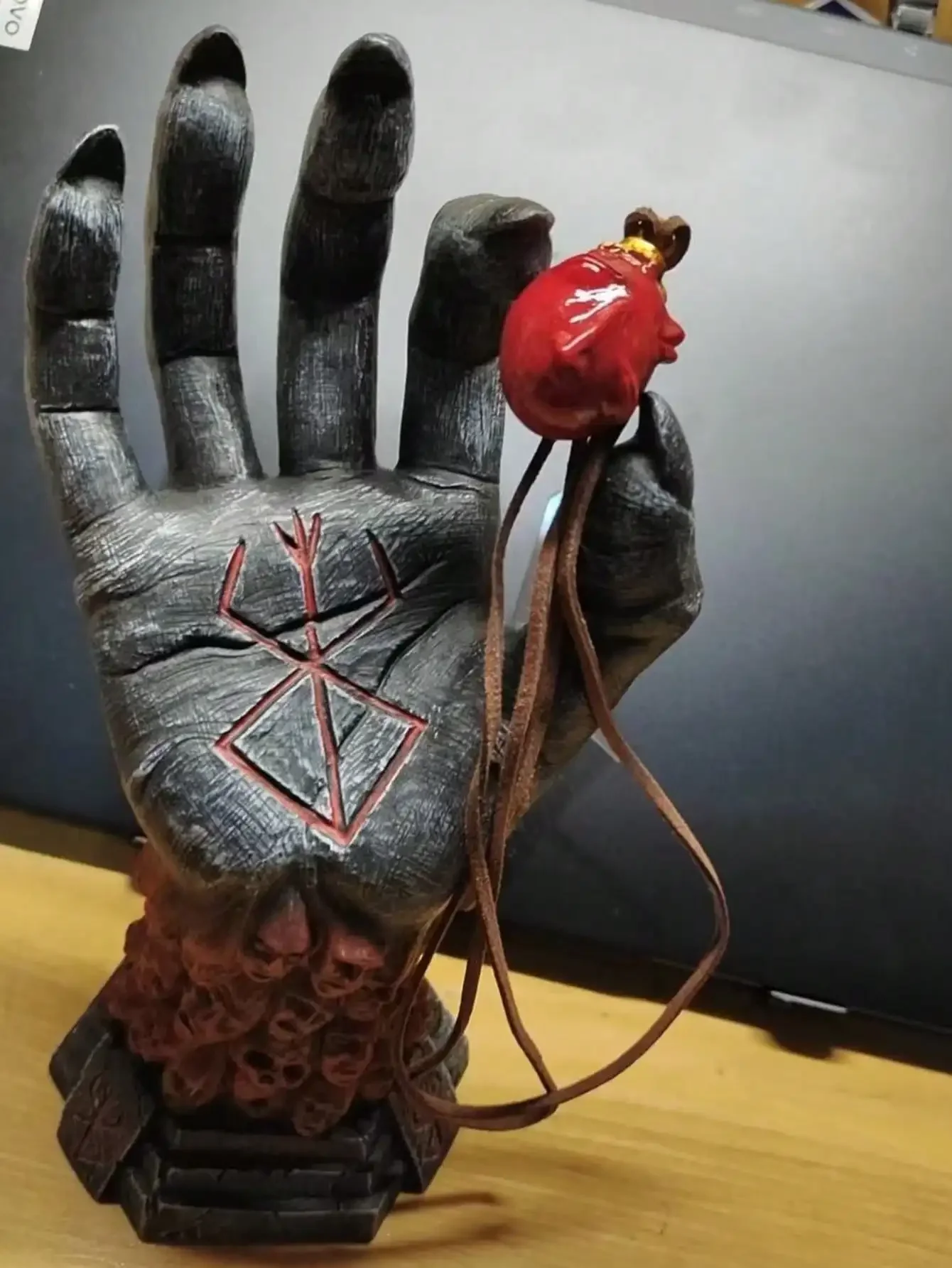 2pcs Berserk Hand of God Skull Statue Dark Fantasy Resin Skeleton Figurine Rune Devil Hand Halloween Desk Decor Scary Prop Gift