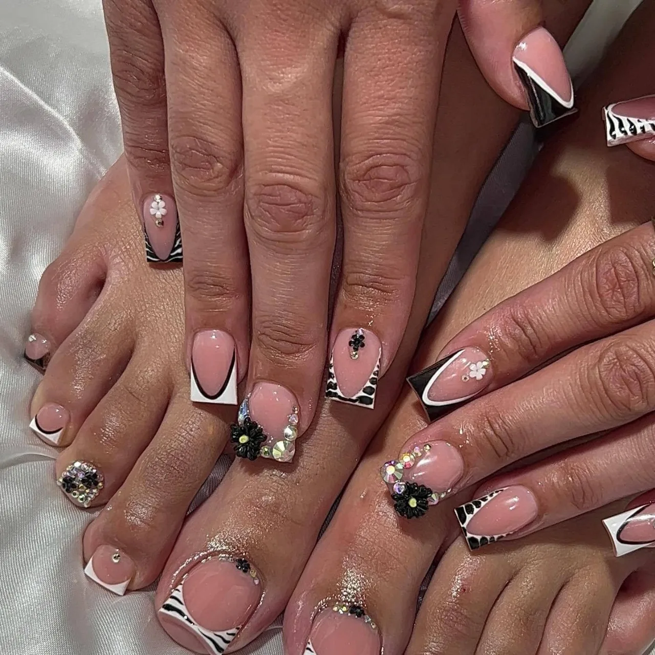 

24Pcs Black White Stripe French Fake Nails Short Square Detachable Manicure Tips 3D Black Daisy Rhinestone Press on False Nails