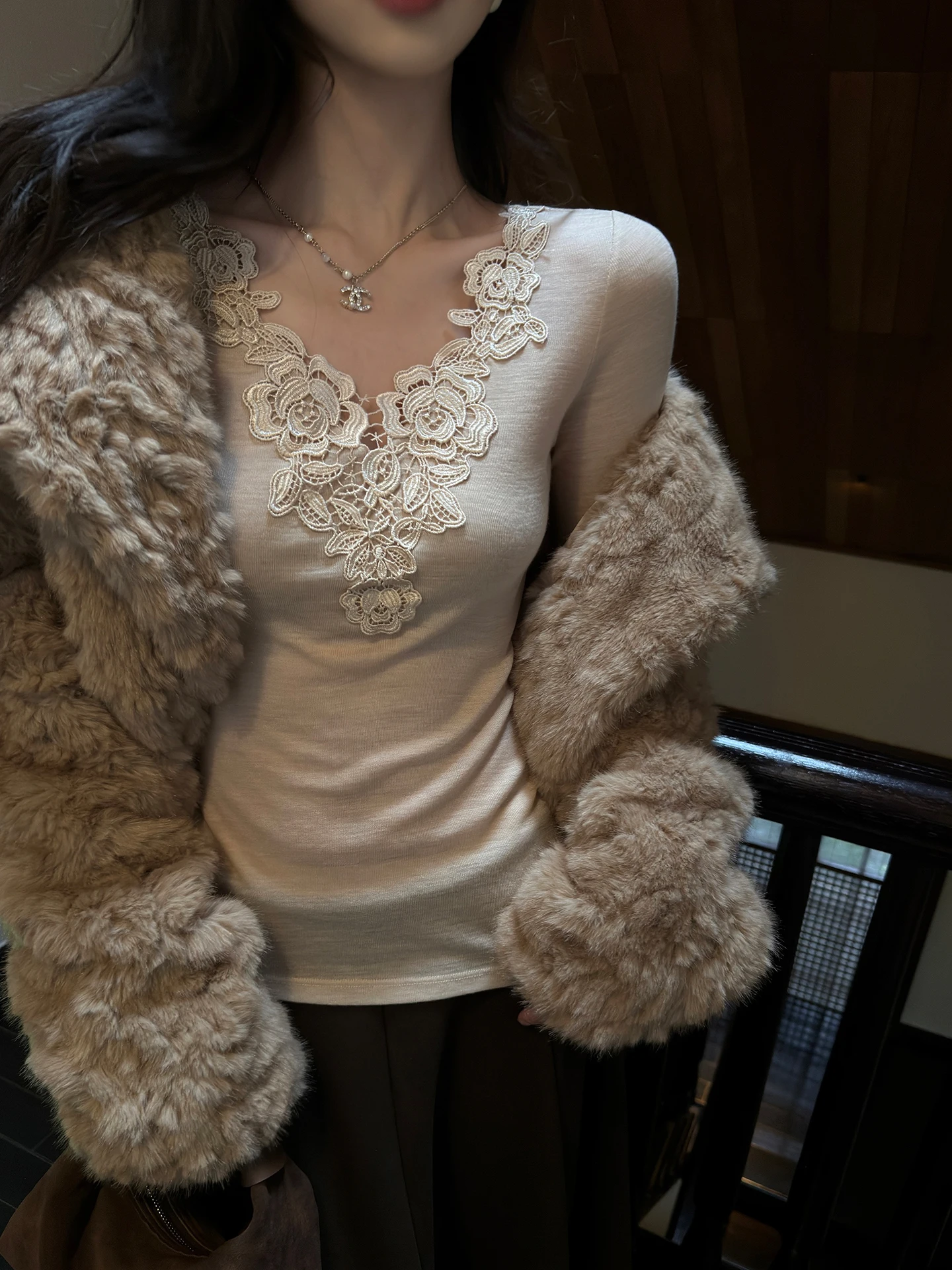 

by Onion Women's Lace Insert V-Ne Long Sve T-irt Slim Fit Casual Sle Base Layer irt for Autumn Winter Spring