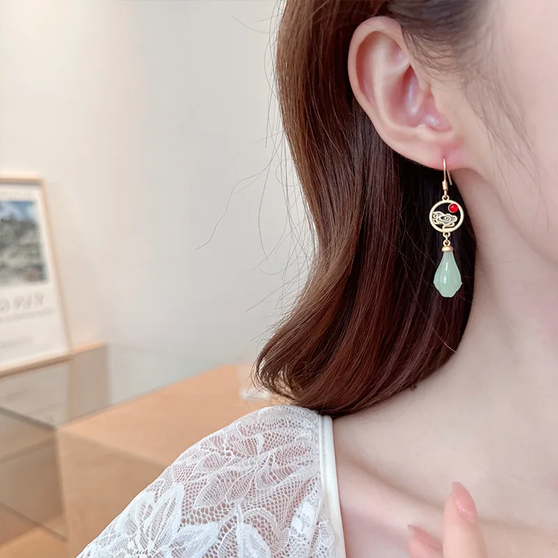 2025年新型漢服宮廷イヤリング、レトロ風模造和田玉イヤリング、女性用イヤリング