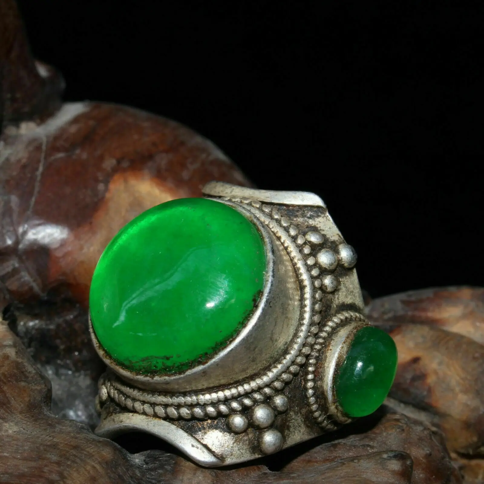 

Chinese Old Craft Made Old Tibetan Silver Emerald Inlaid ring