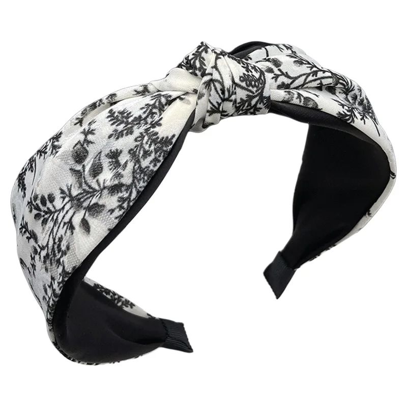 

High cranial height, facial features, small headwear, wide edge, and hair compression Wash face headband