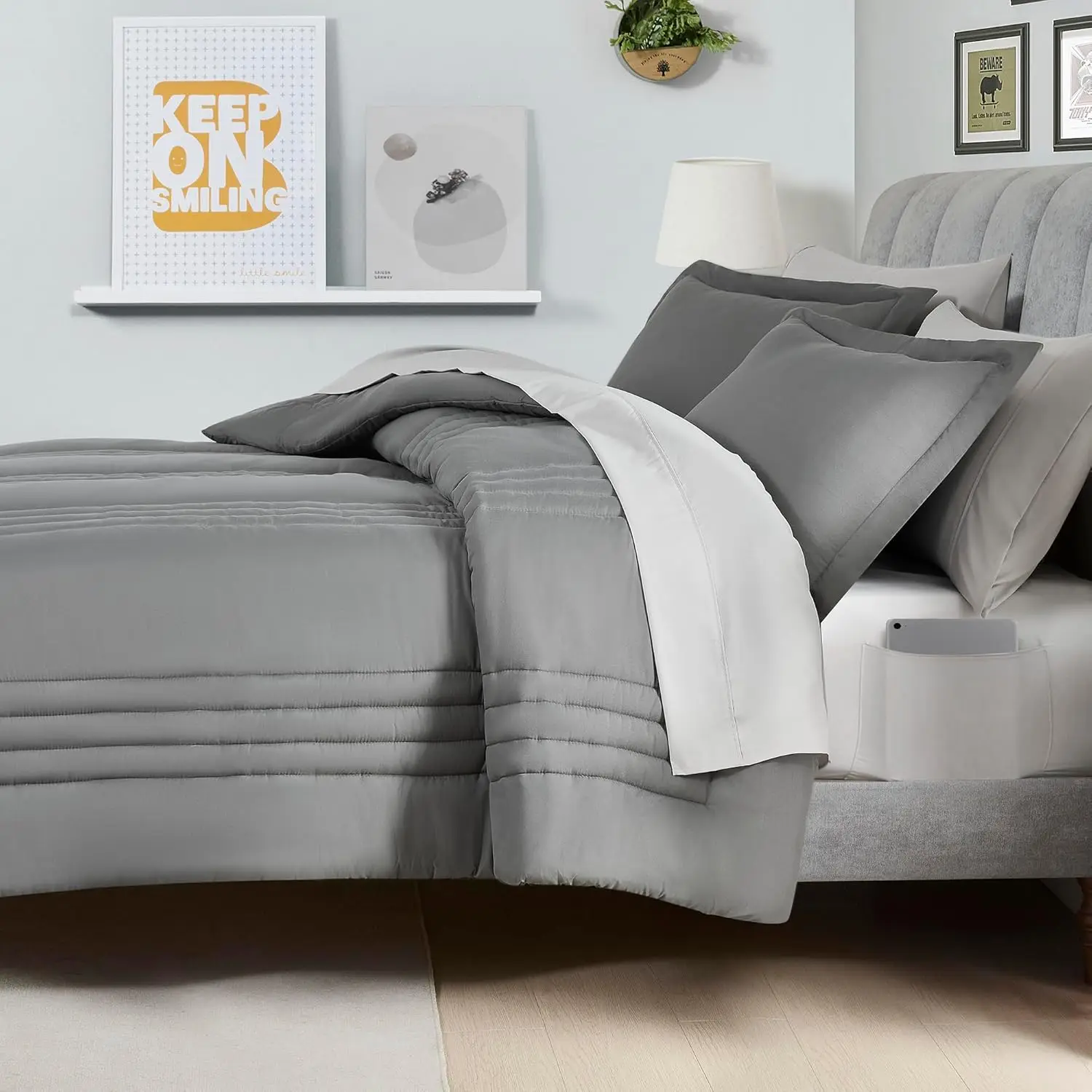 

Полный комплект стеганого одеяла в полоску с наматрасником, натяжной простыней и карманом для хранения, серый/серебристый