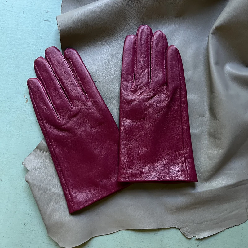 Fashion fuchsia genuine leather gloves, the first layer of sheepskin, whole leather production, ladies lambskin gloves